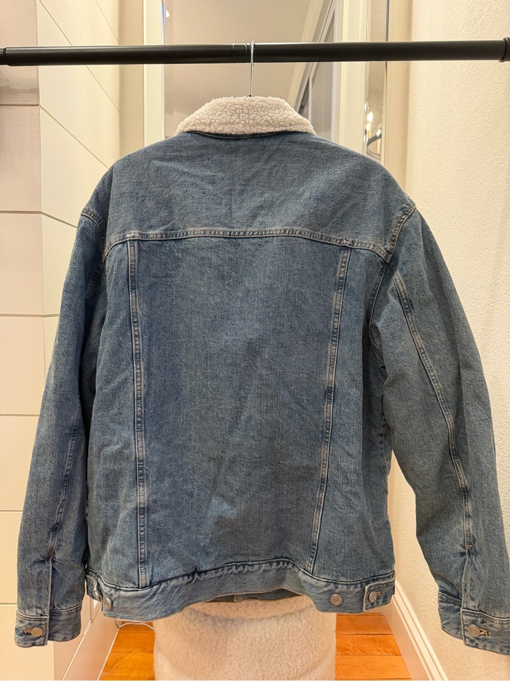 H&M Men’s Sherpa-Lined Denim Trucker Jacket - Picture 4 of 5